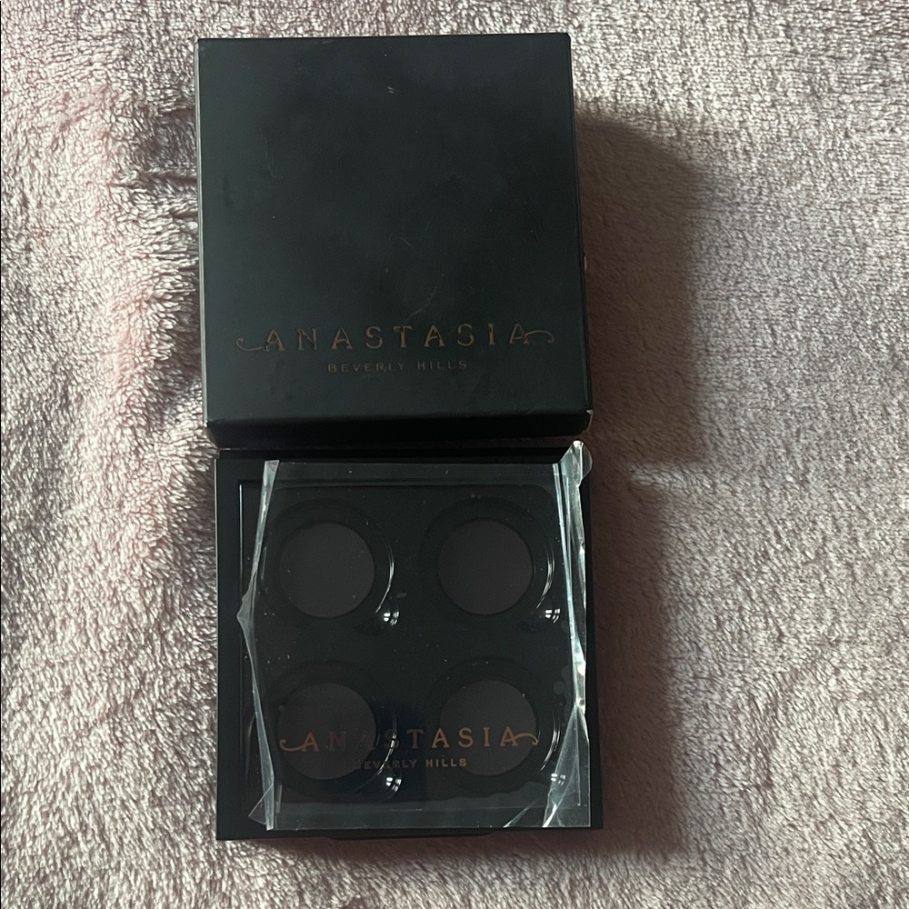 Anastasia Beverly Hills Elegant Black Compact